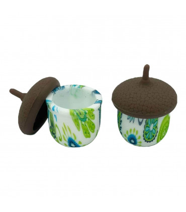 Bote de silicona con forma de bellota.