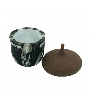 Bote de silicona con forma de bellota. Diseño calavera