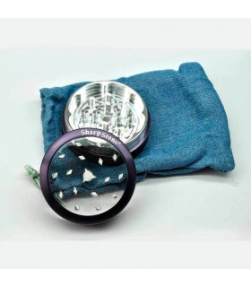 Grinder para marihuana hecho de metal y con tapa transparente.