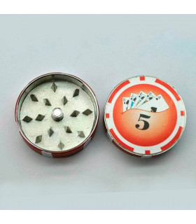 Grinder para marihuana con diseño de ficha de póker.