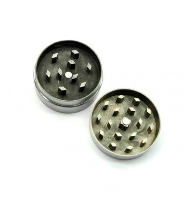 Grinder para marihuana con hoja de cannabis grabada. Abierto.