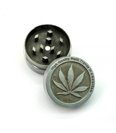 Grinder para marihuana con hoja de cannabis grabada. Abierto.